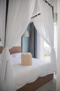乔尔蓬阿塔Silence hotel的卧室配有一张白色的床,上面有篮子