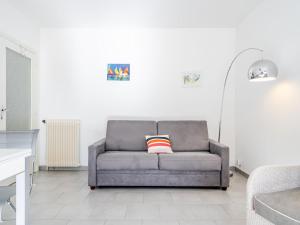 圣让-德吕兹Studio Joanis-1 by Interhome的客厅里设有一张灰色沙发,拥有白色的墙壁
