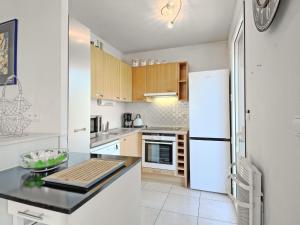 拉波勒Apartment Mariza - LAU302 by Interhome的厨房配有白色家电和白色冰箱