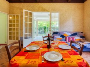 蒙塔利韦莱班Holiday Home La Côte d'Argent - MVT175 by Interhome的餐桌和一瓶葡萄酒