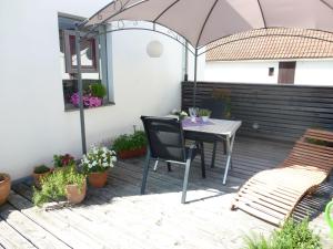 胡芬根许芬根度假屋的庭院配有桌椅和遮阳伞。