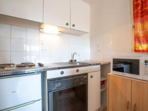 圣艾格夫Apartment Le Panama-1 by Interhome的厨房配有炉灶、水槽和洗碗机。