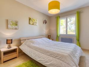 蒙塔利韦莱班Holiday Home Les Ormes - MVT225 by Interhome的一间卧室设有一张大床和一个窗户。