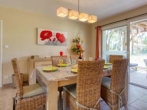 蒙塔利韦莱班Holiday Home Les Ormes - MVT225 by Interhome的一间带木桌和椅子的用餐室
