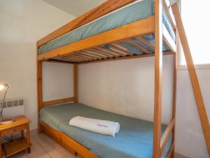 圣艾格夫Apartment Le Panama-1 by Interhome的一间卧室设有两张双层床和一张桌子