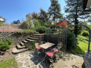 Belvedere LangheApartment Cavallo - MZO102 by Interhome的花园内带桌椅的庭院