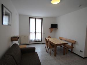 Tiarno di SottoApartment Lembondel-5 by Interhome的带沙发和木桌的客厅