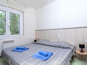 兰卡Apartment Gran Sol by Interhome的一间卧室,床上配有2条蓝色毛巾