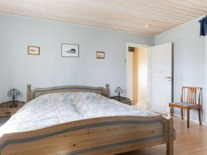 奈舍Holiday Home Gissarp Gryningen by Interhome的一间卧室设有一张床和木制天花板