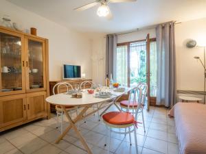 圣艾格夫Apartment Le Mas des Calanques-1 by Interhome的客厅设有餐桌和椅子