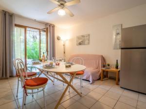 圣艾格夫Apartment Le Mas des Calanques-1 by Interhome的厨房以及带桌子和冰箱的用餐室