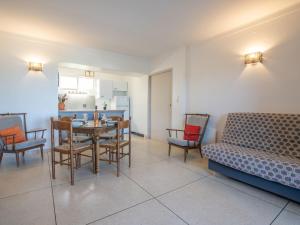 圣艾格夫Apartment Les Mouettes by Interhome的客厅配有桌椅和沙发