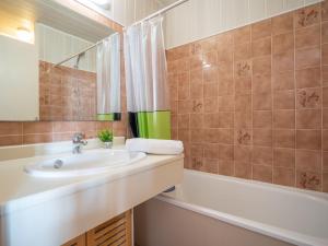 圣艾格夫Apartment Le Victoria-2 by Interhome的浴室配有盥洗盆和浴缸。