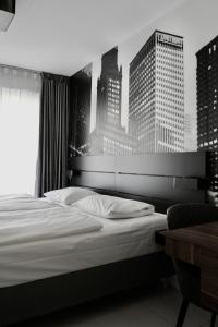 奥斯陆Super Stay Hotel, Oslo的一间带一张城市天际线床的卧室
