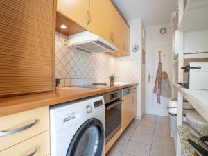 圣艾格夫Apartment Le Grand Parc-5 by Interhome的厨房配有洗衣机