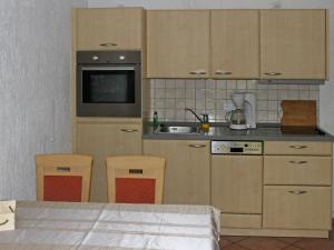 高尔维茨Apartment Gollwitzer Park - Insel Poel-1 by Interhome的一个带木制橱柜和水槽的厨房