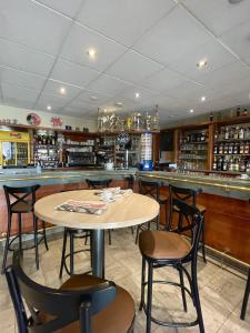 拉卡努尔格斯塔迪勒酒店的一间带桌椅的餐厅和酒吧