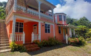 罗索Cozy vacation retreat with free parking的橙色的房子设有阳台和楼梯