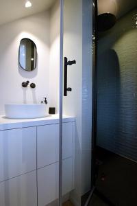 德哈恩De Torre的浴室设有白色水槽和镜子