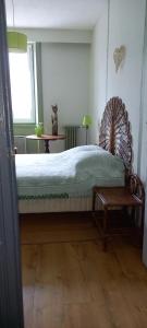 拉马斯特尔Les ressources d'Epione的卧室配有床、椅子和窗户。