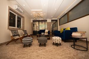 加尔各答Lakeside Suites的客厅配有蓝色的沙发和椅子