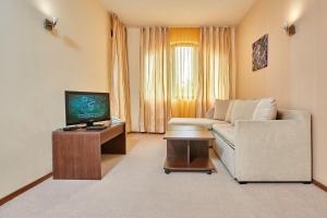 奥布佐尔卡萨布兰卡全包酒店的带沙发和电视的客厅