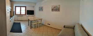 波梅齐亚Appartamento Magnolia的客厅配有沙发和桌子