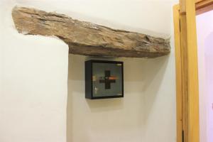 VóroiAvli House Vori的一张木头,挂在墙上,墙上有镜子