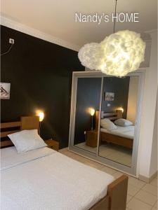 Odza IINandy's home的一间卧室配有一张床和一面大镜子