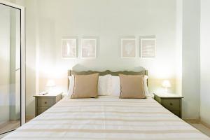 特拉尼Torrelama Room & Breakfast的一间卧室配有一张带2个床头柜的大床