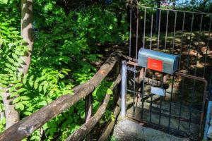 拉韦尔泰佐Casa al Fiume by Quokka 360 - House by the River in the Verzasca Valley的金属门,上面有标志