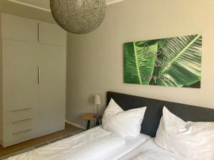 巴特塔茨曼斯多夫Gartenhaus5的一间卧室配有带白色枕头和植物的床