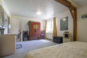 洛特河畔的维伦纽夫Boutouzet的一间卧室配有一张床、一张桌子和一个窗户。