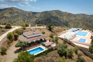 TolatánCasa Rural Los Hidalgos的享有房屋的空中景致,设有2个游泳池