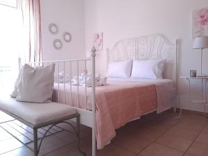 卡诺尼Maison Du Lac的白色卧室配有床和椅子