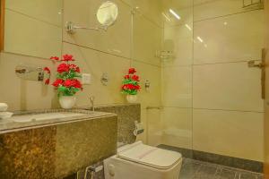 阿拉哈巴德Hotel Hira Inn-10mins From Railway Station & Bus Station的浴室设有卫生间和红花水槽。