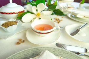 拉古多马拉切孔斯特文化酒店的坐在桌子上边的茶,盘子上