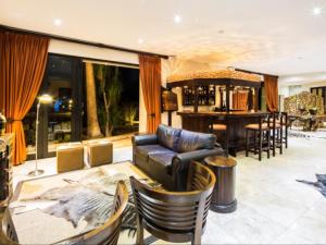 楚梅布La Rochelle Lodge Namibia Tsumeb的客厅配有沙发和桌子