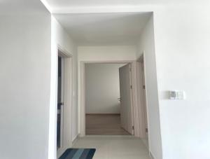 Ấp Phú ThọCompass One Building - Luxury Apartments的白色墙壁和白色地板的空走廊