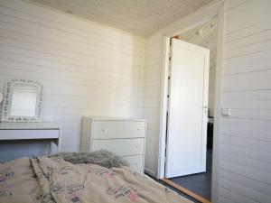 梅尔比斯特兰德Apartment Åmot höjden - HAL030 by Interhome的一间卧室配有一张床、镜子和门