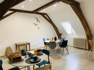 拉弗雷切Les Chambres de La Varenne的一间带2张桌子和椅子的用餐室