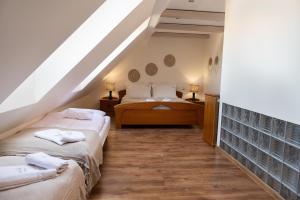 波别罗沃Turkus Holiday的阁楼卧室配有两张床和两盏灯。