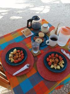 塞莱斯通Cabañas Cinco Elementos的一张桌子,上面放着食物和咖啡盘