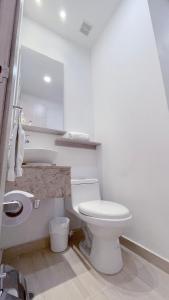 卡利Hotel MS Pacifico Chipichape的白色的浴室设有卫生间和水槽。