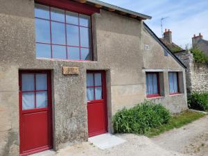 Saint-Dyé-sur-LoireGîte La Toue的一座古老的房子,设有红色的门窗