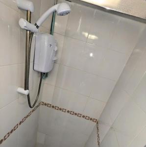 西部德比No 51 - Spacious 3 Bed Home - Free Parking - Wi-Fi - Contractors的浴室铺有白色瓷砖,设有淋浴。