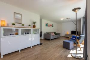 WolphaartsdijkInlaag 20的客厅配有白色橱柜和沙发