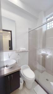 卡利Hotel MS Pacifico Chipichape的白色的浴室设有卫生间和水槽。