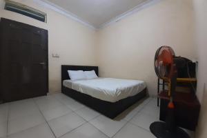 北干巴鲁SPOT ON 92599 Pondok Anggrek Syariah的一间小卧室,卧室内配有一张床铺