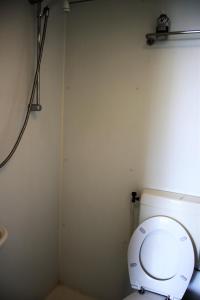 DrijberTiny Cottage 2的一间位于客房内的白色卫生间的浴室